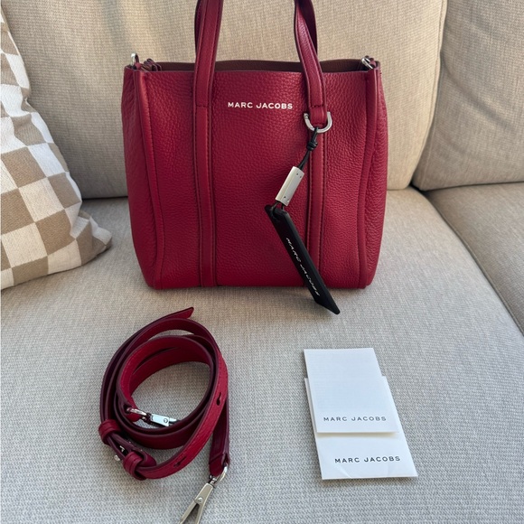 MARC JACOBS
Grained Calfskin The Tag 21 Tote Cranberry - Picture 4 of 7
